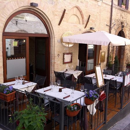Oro Rosso Hotel Ristorante モンテファルコ エクステリア 写真