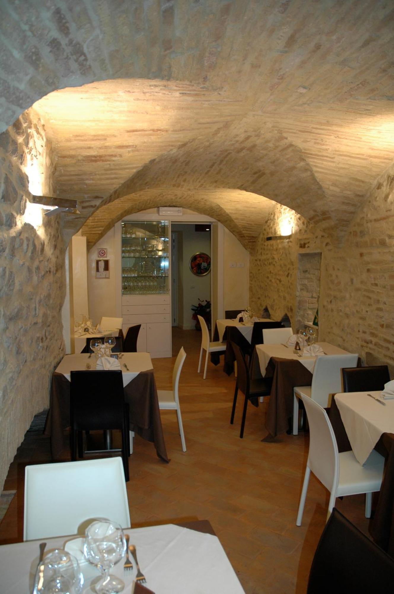 Oro Rosso Hotel Ristorante モンテファルコ エクステリア 写真